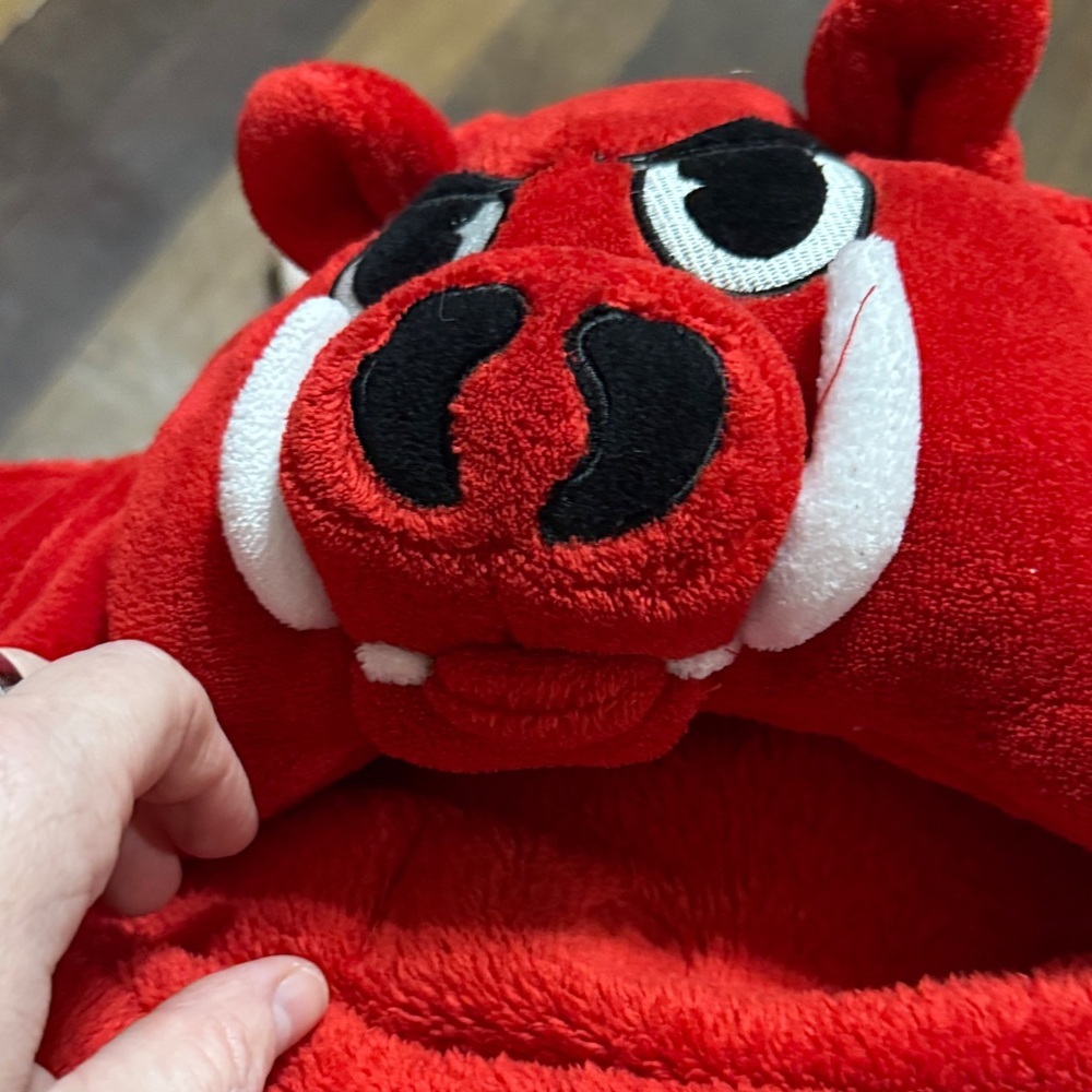 ComfyCritters Red Razorback soft blanket - Picture 5 of 9